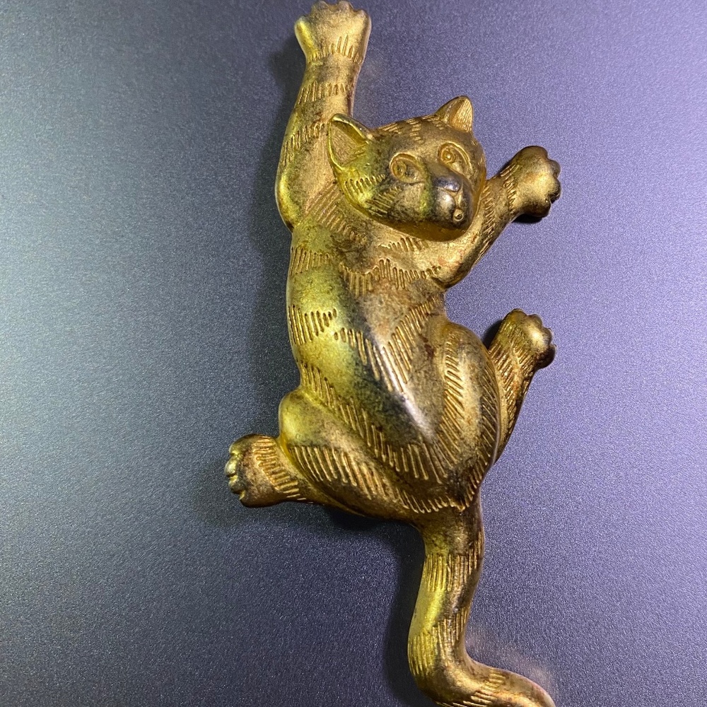 Vintage 1988 JJ Jonette Jewelry Signed, "Scratching Climbing Gold‎ Cat" Brooch